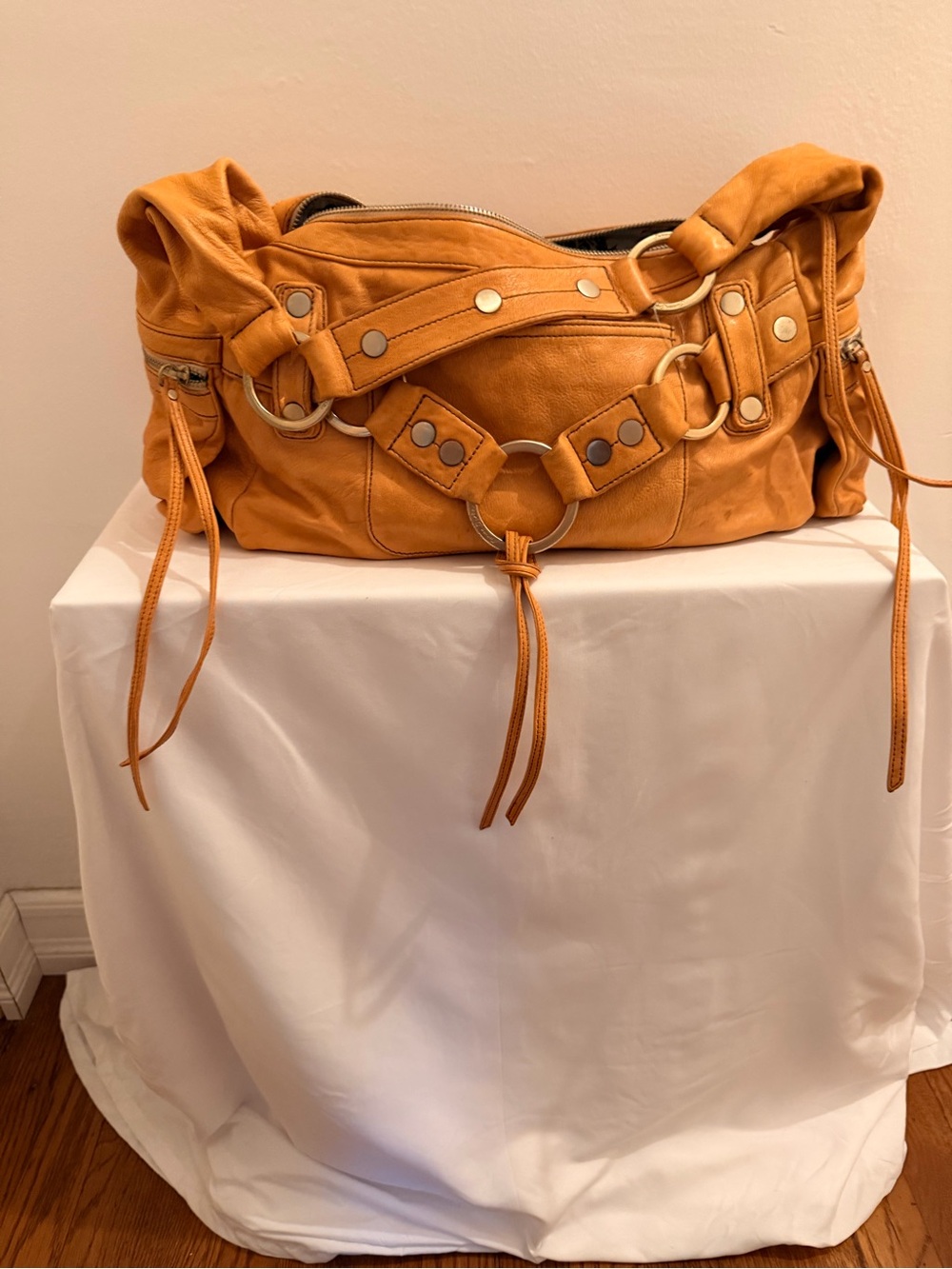 Junior Drake Women's Leather Shoulder Bag in Camel